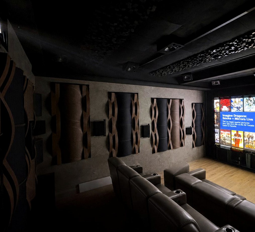 Cine privado con pantalla de gran formato y butacas